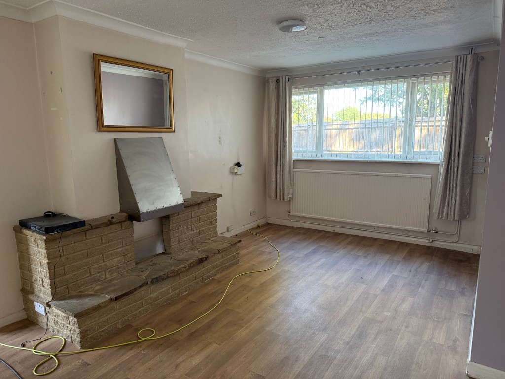 Lot: 137 - SUBSTANTIAL SIX-BEDROOM DETACHED PROPERTY WITH POTENTIAL FOR SUB-DIVISION - Annexe living room with window and fireplace